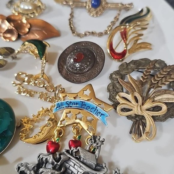 35PC Brooch LOT - Picture 6 of 8